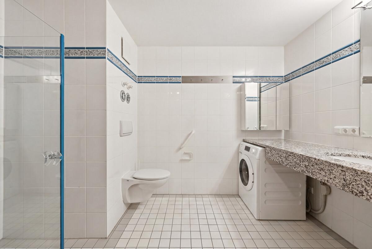 Badezimmer mit bodengleicher Dusche