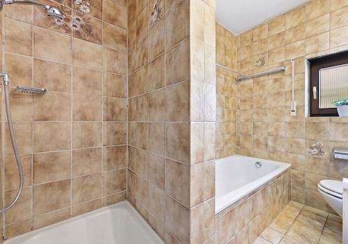 mit Dusche & Badewanne