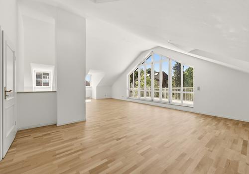Heller Wohn- und Essbereich mit beeindruckender Fensterarchitektur und Zugang zum Balkon