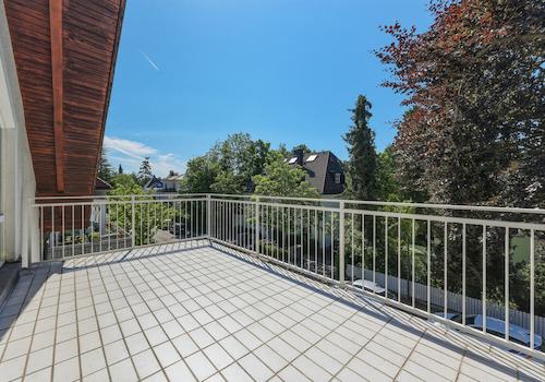 Großzügiger Balkon mit sonniger Ausrichtung