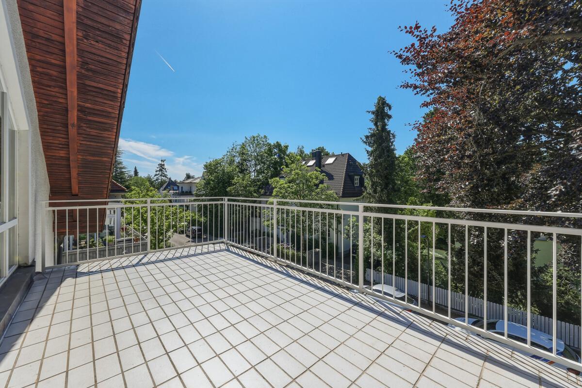 Großzügiger Balkon mit sonniger Ausrichtung