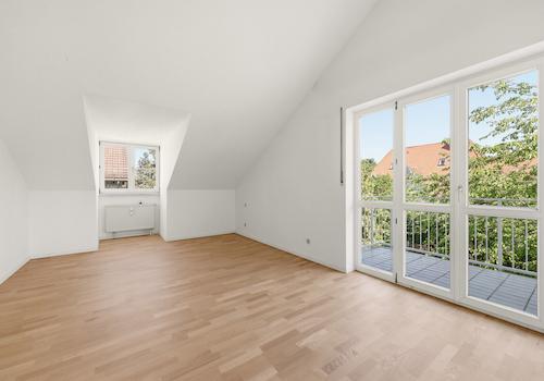 Ruhiges Schlafzimmer mit Balkonzugang
