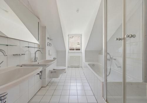 Gepflegtes Badezimmer mit Tageslicht
