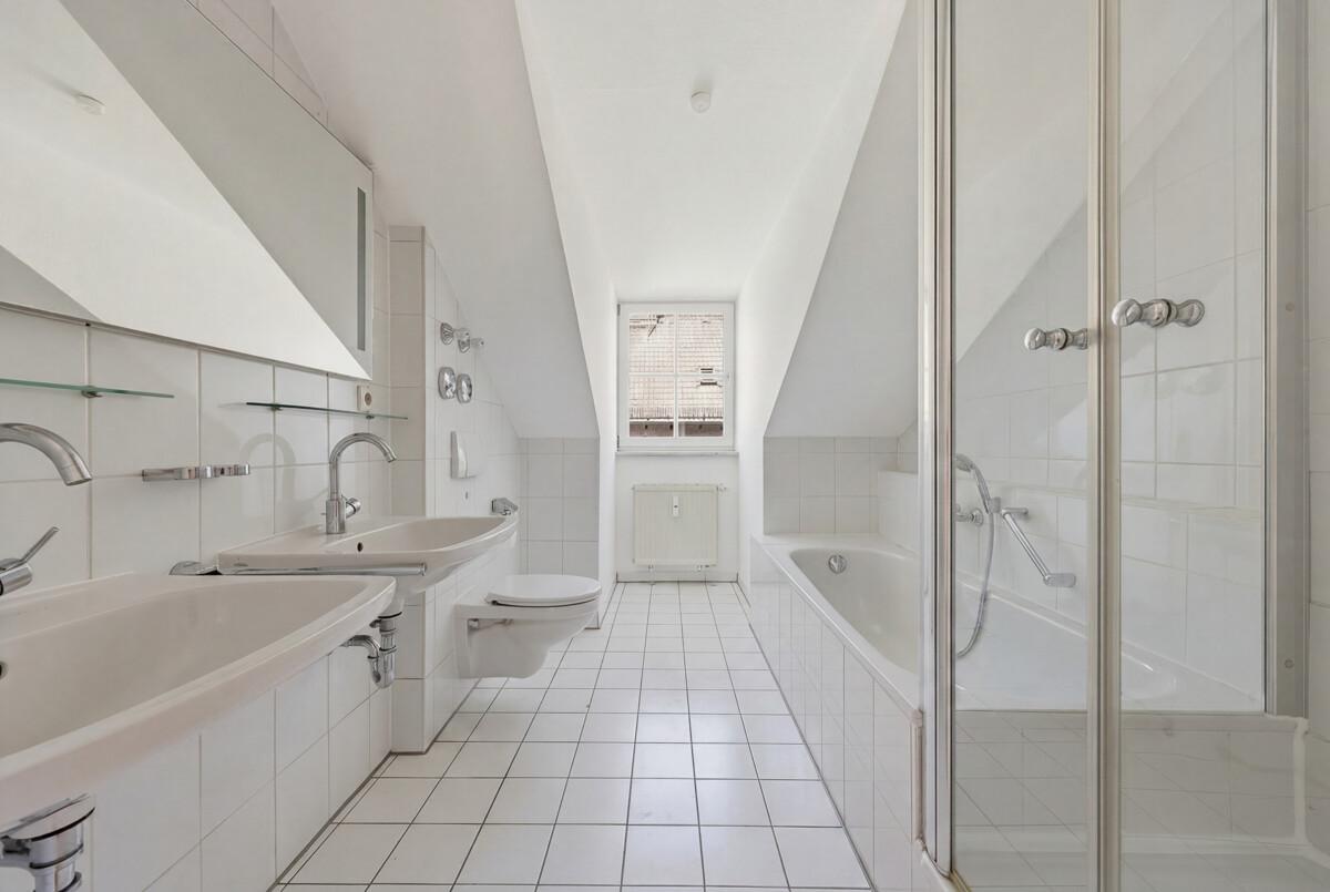 Gepflegtes Badezimmer mit Tageslicht