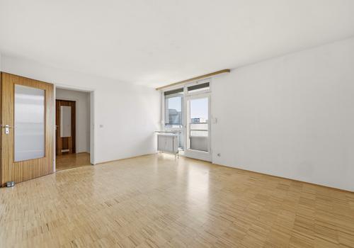 Großzügiges Wohn- und Esszimmer mit Zugang zum Ostbalkon
