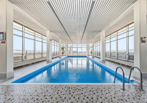 Schwimmen über den Dächern Münchens