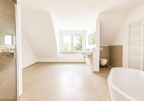 OG - Badezimmer mit freistehender Badewanne