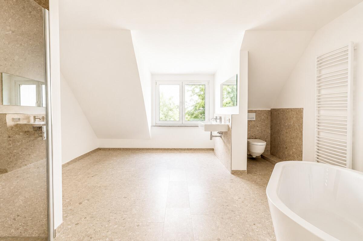 OG - Badezimmer mit freistehender Badewanne