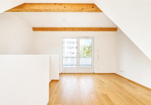 DG - Wohnzimmer mit Zugang zur Dachterrasse