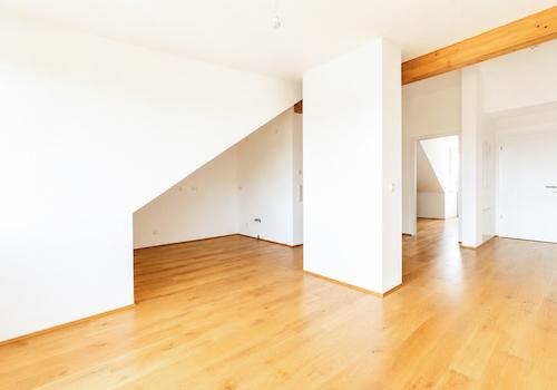 Wohnzimmer mit Blick in die offene Küche