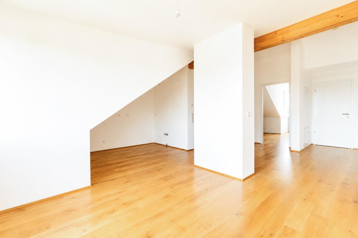 Wohnzimmer mit Blick in die offene Küche