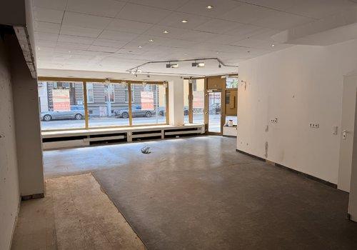Verkaufsraum Blick zur Straße