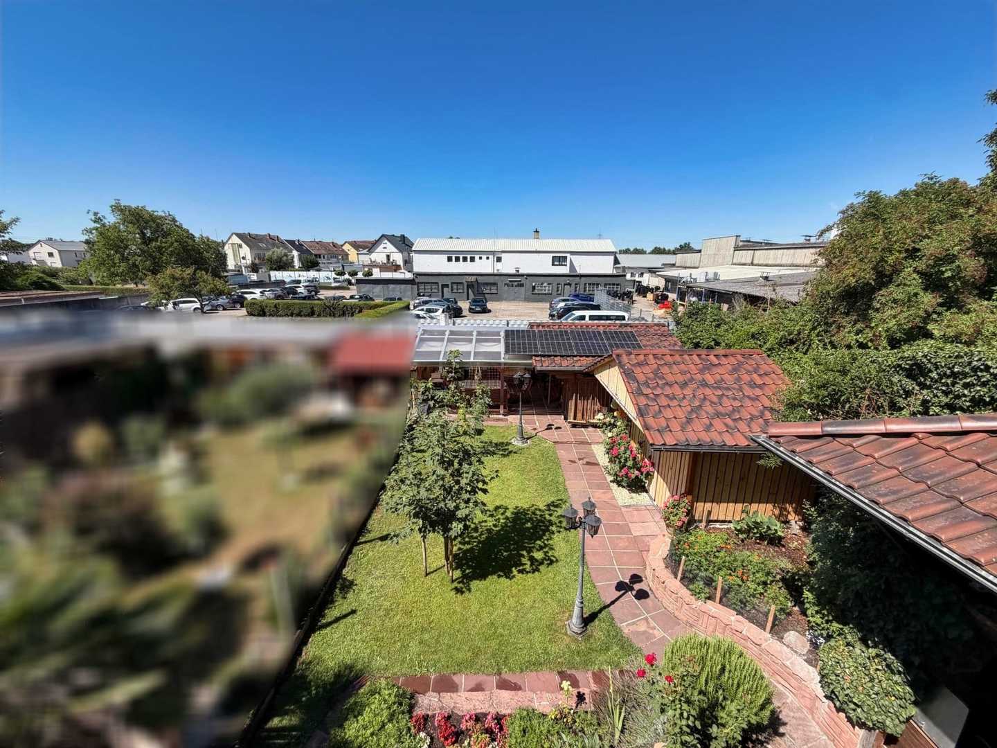 Blick auf den Garten vom Balkon