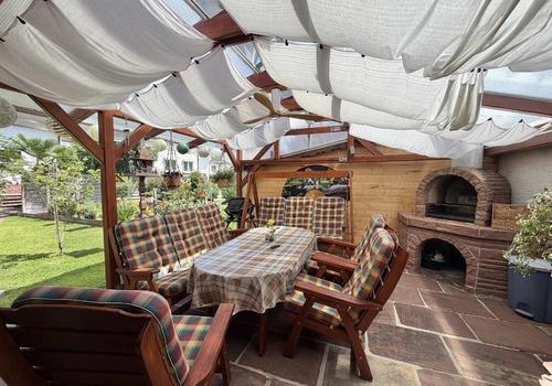 Überdachter Freisitz mit Ventilator und Grillstation