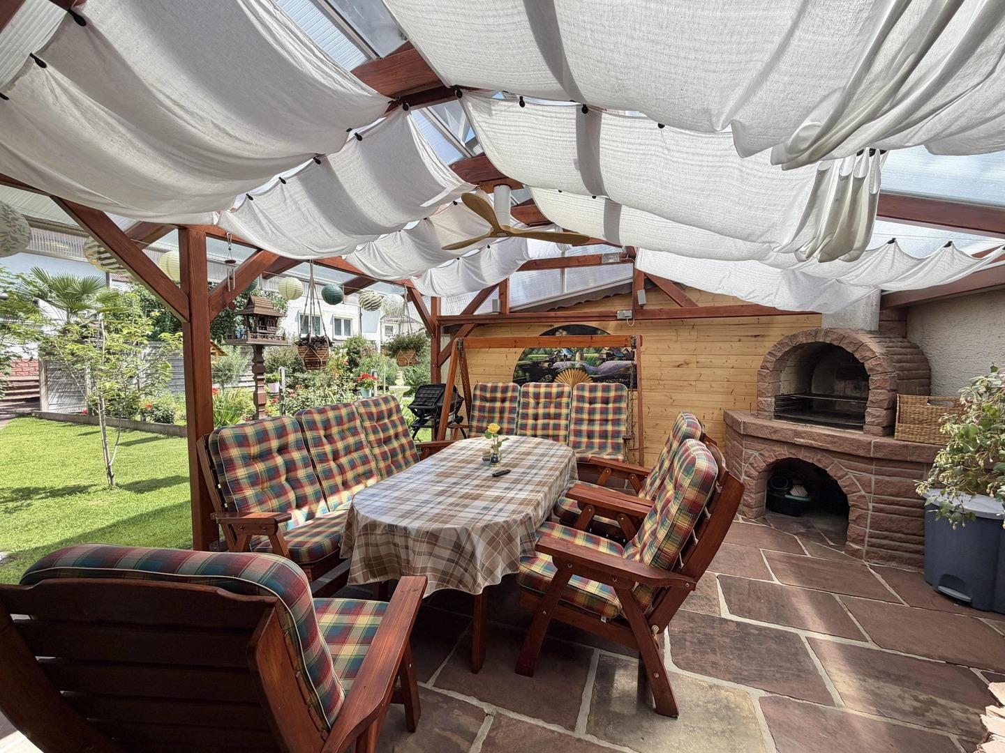 Überdachter Freisitz mit Ventilator und Grillstation