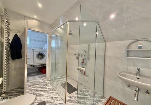 Badezimmer mit Waschraum Obergeschoss