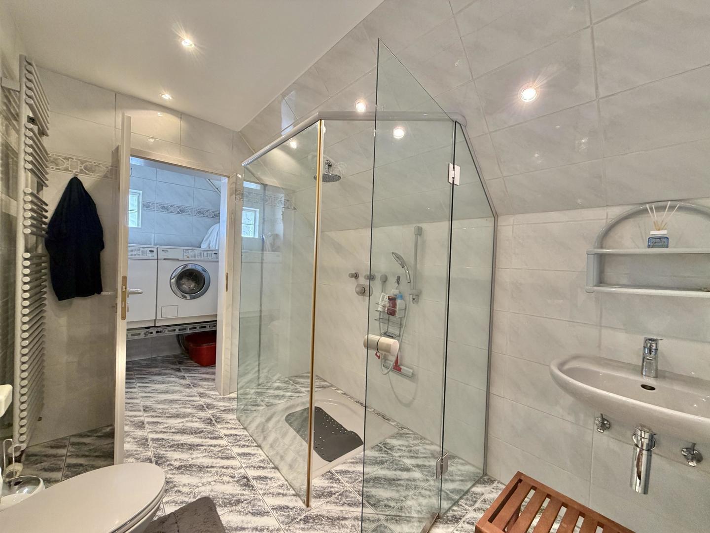 Badezimmer mit Waschraum Obergeschoss