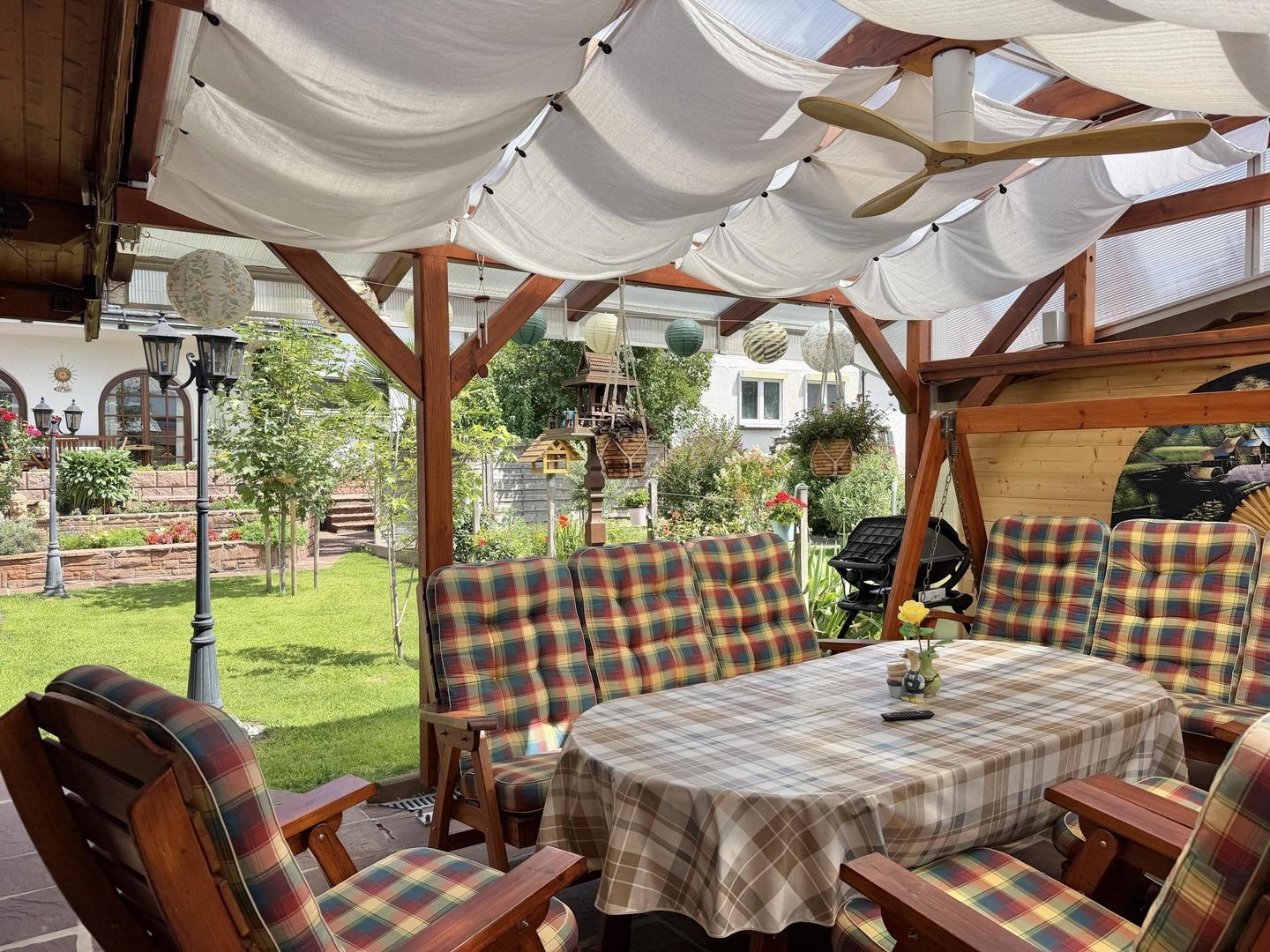 Überdachter Freisitz mit Blick in den Garten