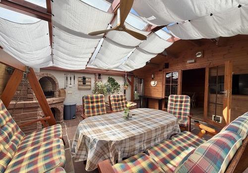 Überdachte Terrasse mit Gartenhütte