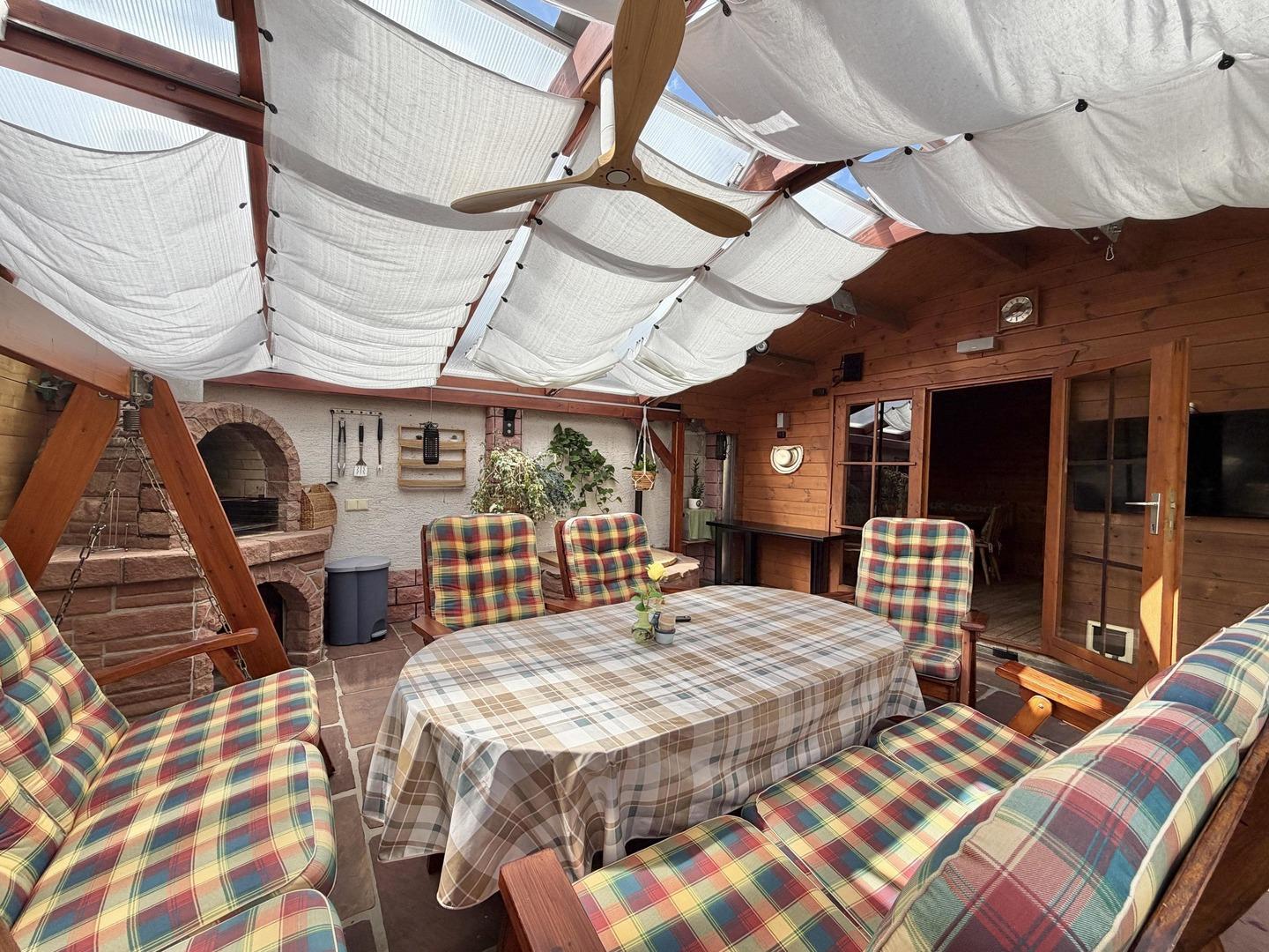 Überdachte Terrasse mit Gartenhütte