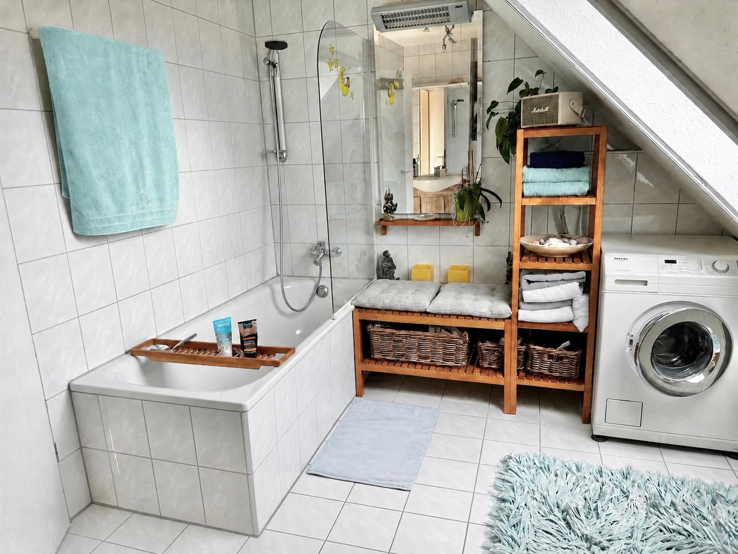Tageslichtbad mit Badewanne/WC