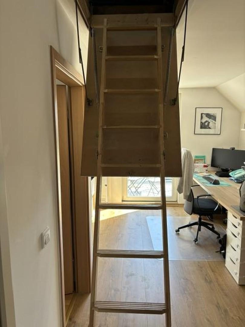 Treppenstieg zum Spitzboden
