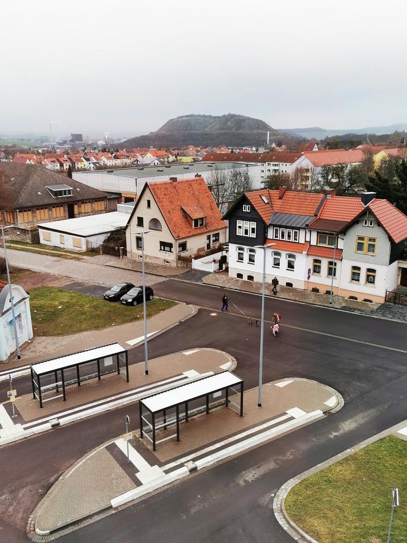Bushaltestelle direkt am Haus