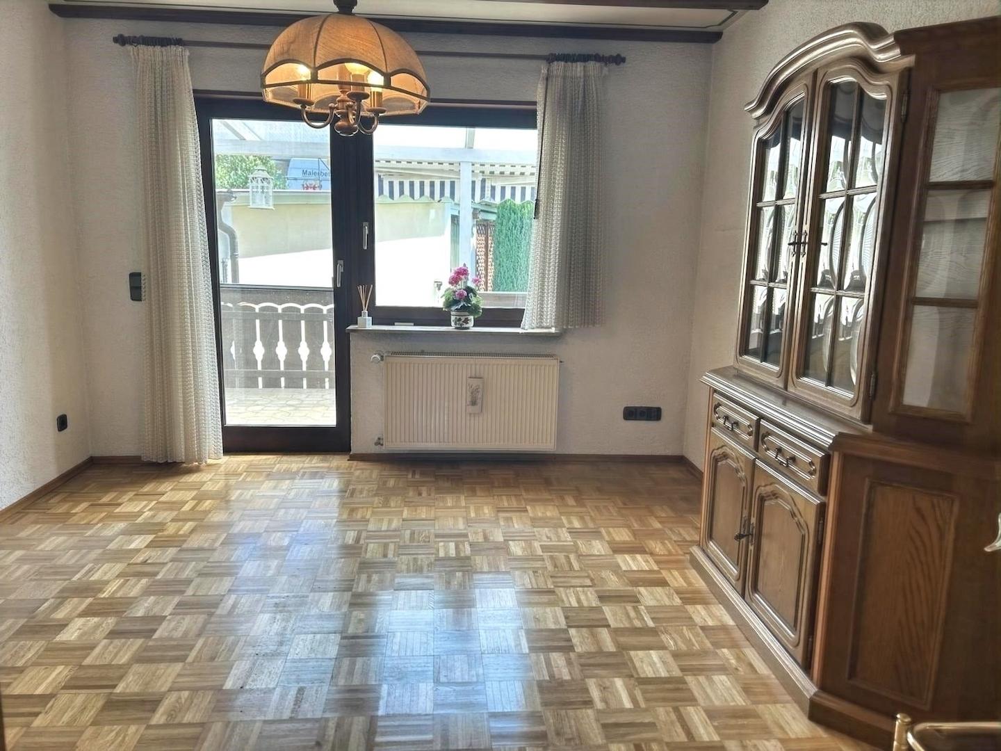 Wohnzimmer mit Zugang Terrasse EG