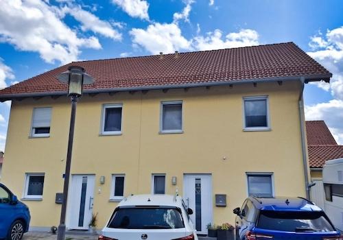 modernes Doppelhaus rechts