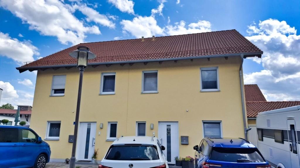 modernes Doppelhaus rechts