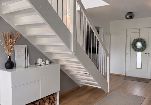 Eingang, Treppe & Holzlege