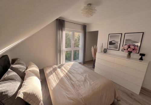 Schlafzimmer mit Abendsonne