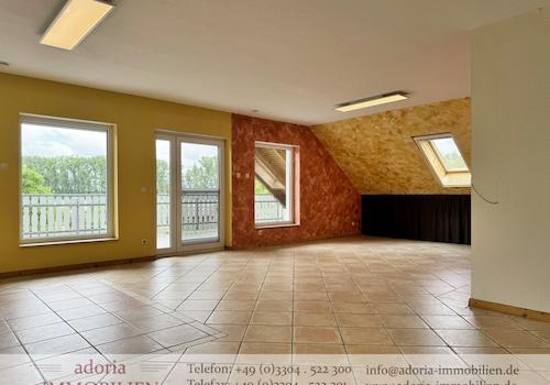 Blick von Küche zum Wohnzimmer