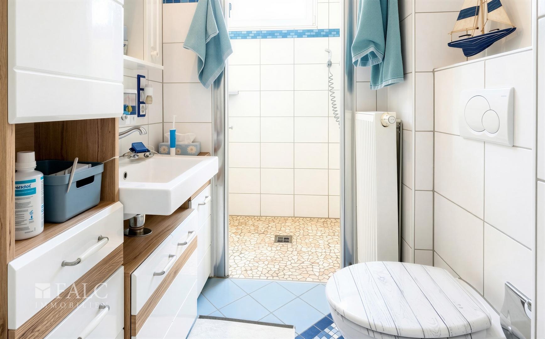 Gäste-WC mit Dusche