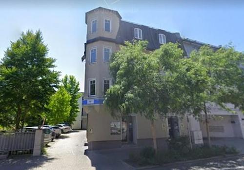 Gebäude von Außen mit Einfahrt