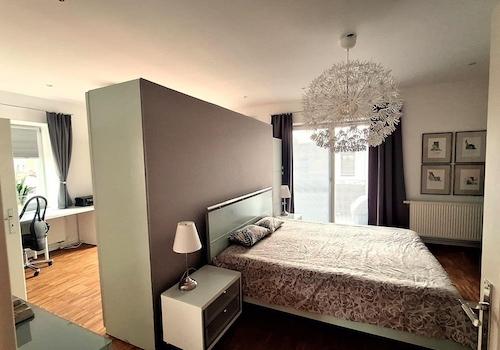 Schlafzimmer mit Trennwand