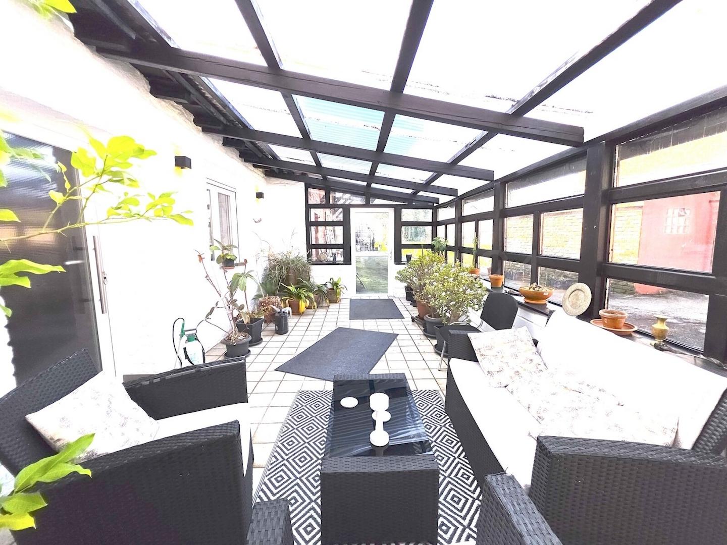 ÜBERDACHTE TERRASSE