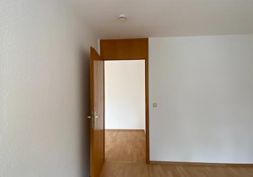 Blich von Wohnbereich zum Schlafzimmer