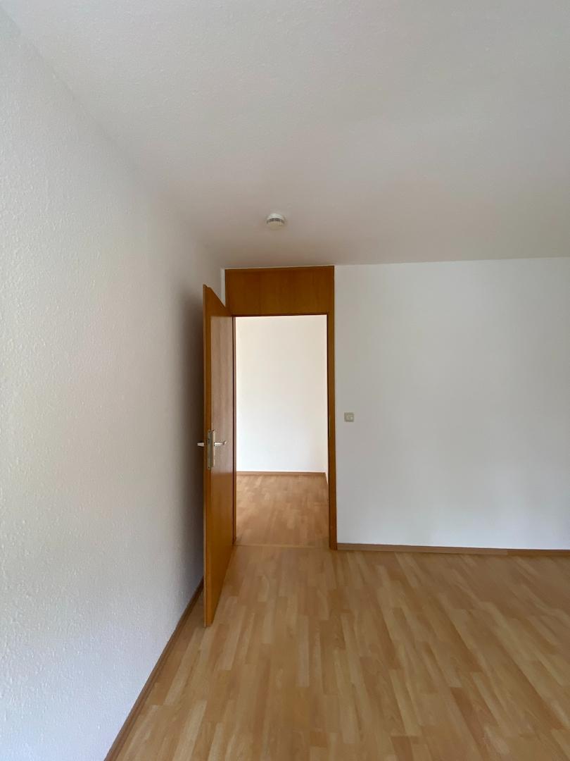Blich von Wohnbereich zum Schlafzimmer