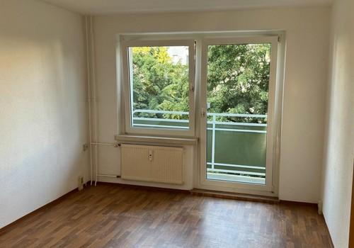 Wohnzimmer mit Balkon