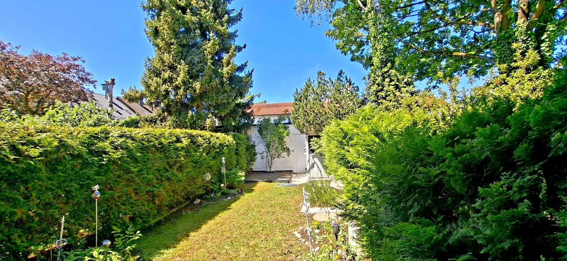 Blick auf Garten und Garage