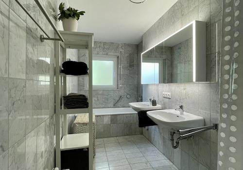 Tageslichtbad mit Dusche