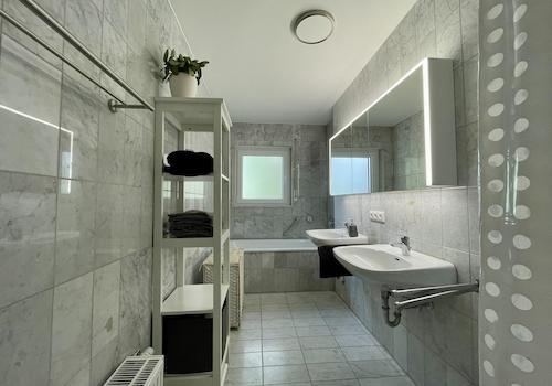Tageslichtbad mit Dusche