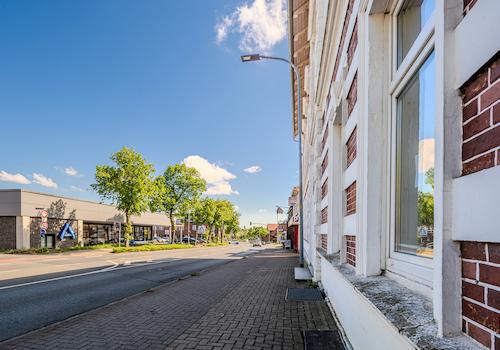Direkt gegenüber mehreren modernen Einkaufsmöglichkeiten 