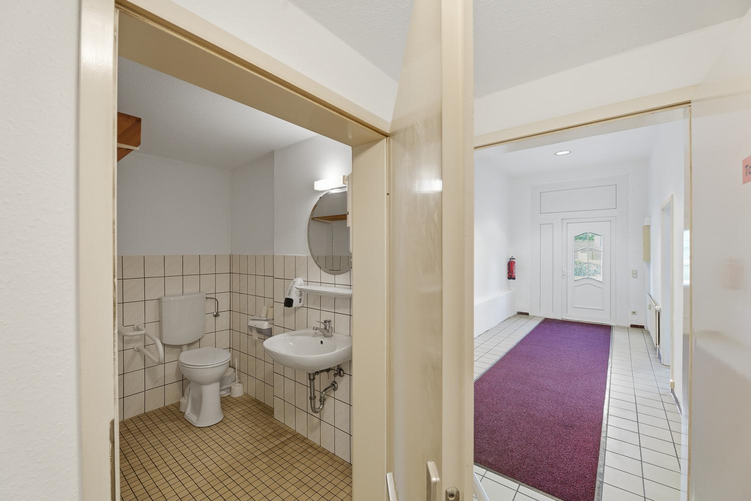 Behindertengerechte Toilette / Flur