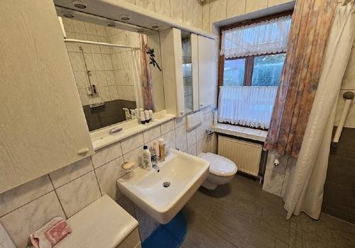 Badezimmer im Erdgeschoss - Bild I