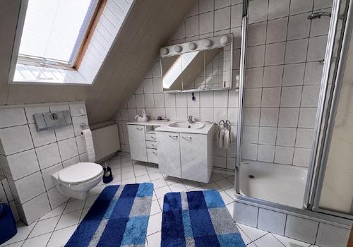 Badezimmer im Dachgeschoss - Bild I