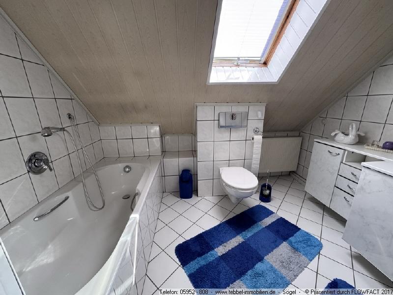 Badezimmer im Dachgeschoss - Bild II