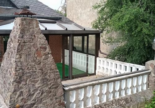 EG - Terrasse mit Kamin von außen