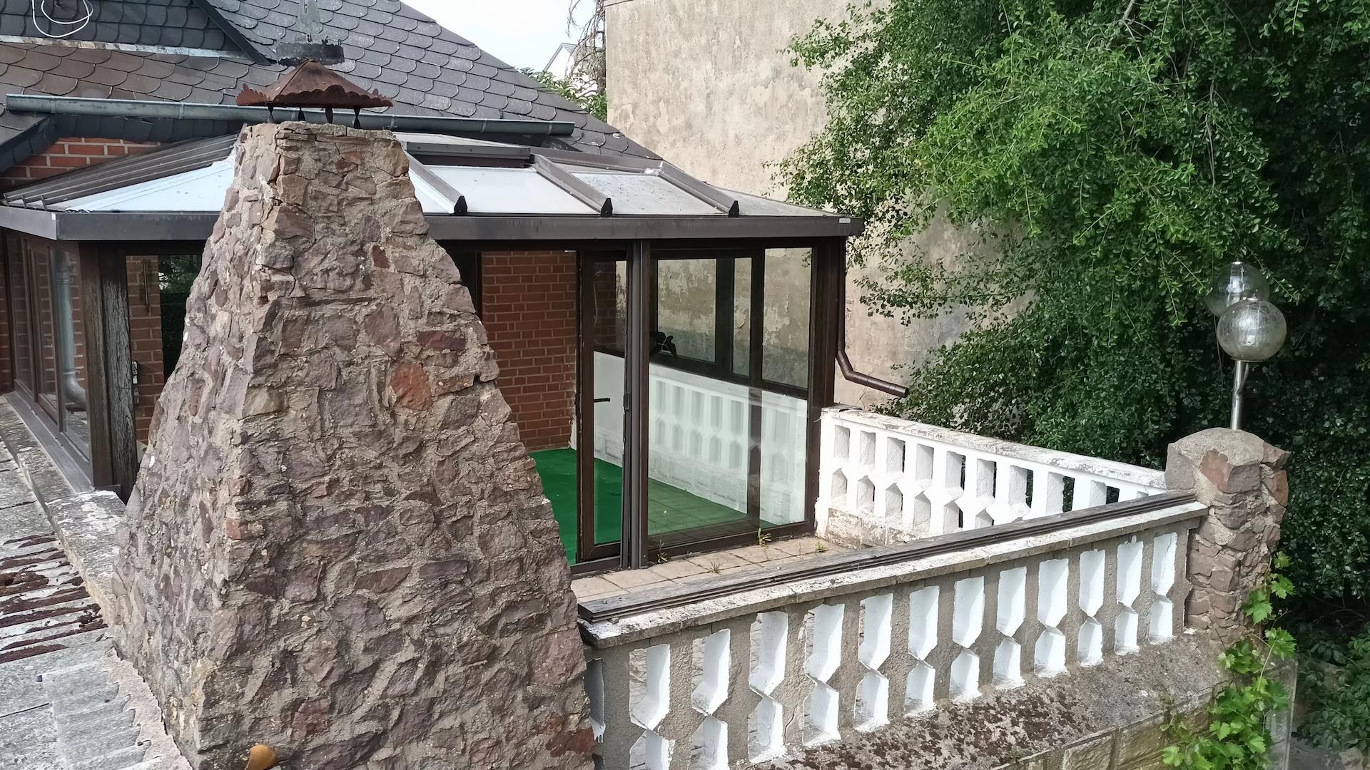 EG - Terrasse mit Kamin von außen